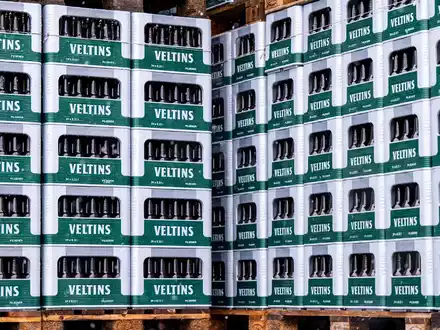 Die Großbrauerei Veltins steigert ihren Absatz entgegen dem schrumpfenden Branchentrend. (Archivbild) - Foto: David Inderlied/dpa