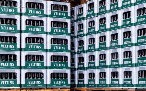 Die Großbrauerei Veltins steigert ihren Absatz entgegen dem schrumpfenden Branchentrend. (Archivbild) - Foto: David Inderlied/dpa