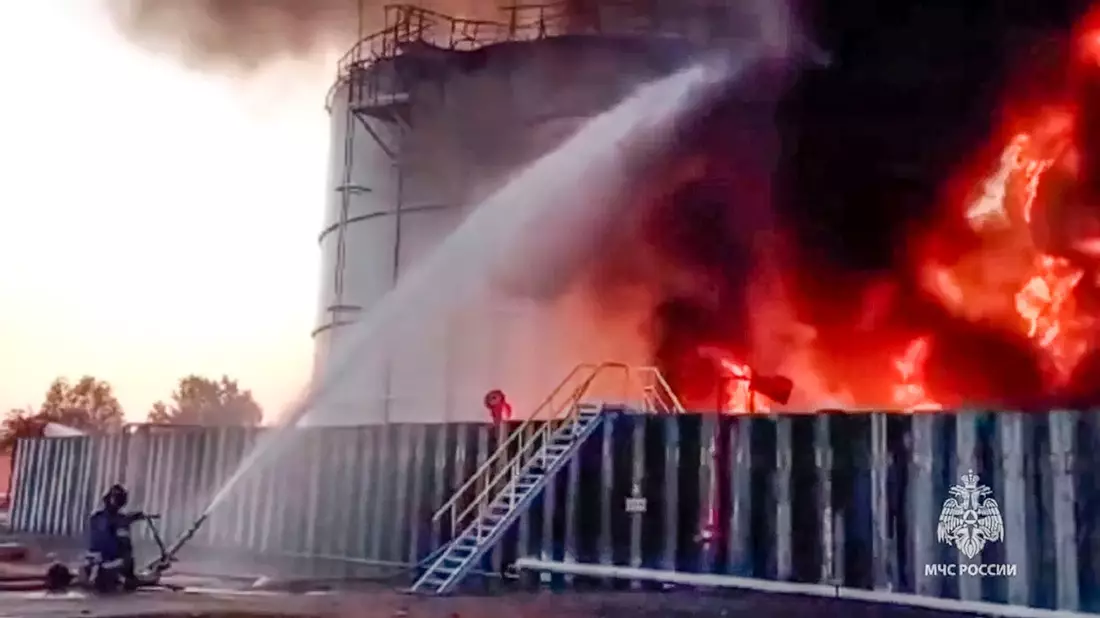 Die Ukraine setzt mit Drohnen gezielt Treibstofflager in Russland in Brand. Ähnlich wie diese Tanks im Gebiet Rostow auf einem Archivbild hat es nun ein Reservoir im Gebiet Woronesch getroffen. - Bild: Uncredited/Russian Emergency Ministry Press Service/AP/dpa