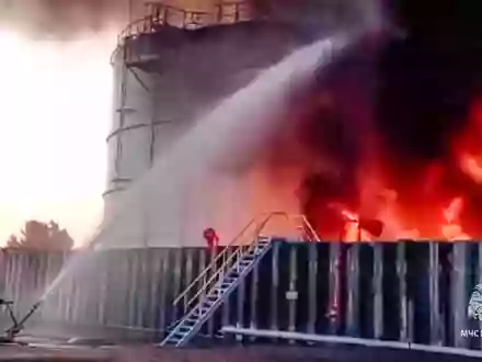 Die Ukraine setzt mit Drohnen gezielt Treibstofflager in Russland in Brand. Ähnlich wie diese Tanks im Gebiet Rostow auf einem Archivbild hat es nun ein Reservoir im Gebiet Woronesch getroffen. - Foto: Uncredited/Russian Emergency Ministry Press Service/AP/dpa