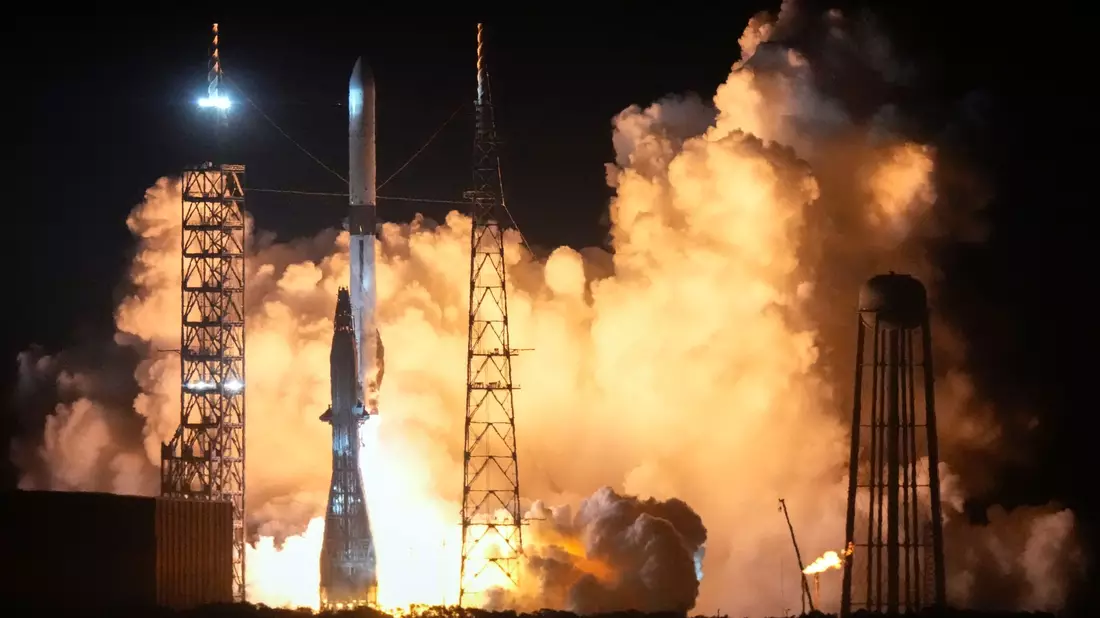«New Glenn» kann 45 metrische Tonnen Nutzlast mitnehmen, etwa Satelliten. - Bild: John Raoux/AP/dpa