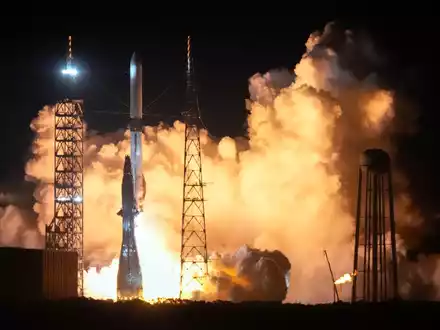 «New Glenn» kann 45 metrische Tonnen Nutzlast mitnehmen, etwa Satelliten. - Foto: John Raoux/AP/dpa
