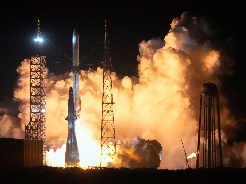 «New Glenn» kann 45 metrische Tonnen Nutzlast mitnehmen, etwa Satelliten. - Foto: John Raoux/AP/dpa