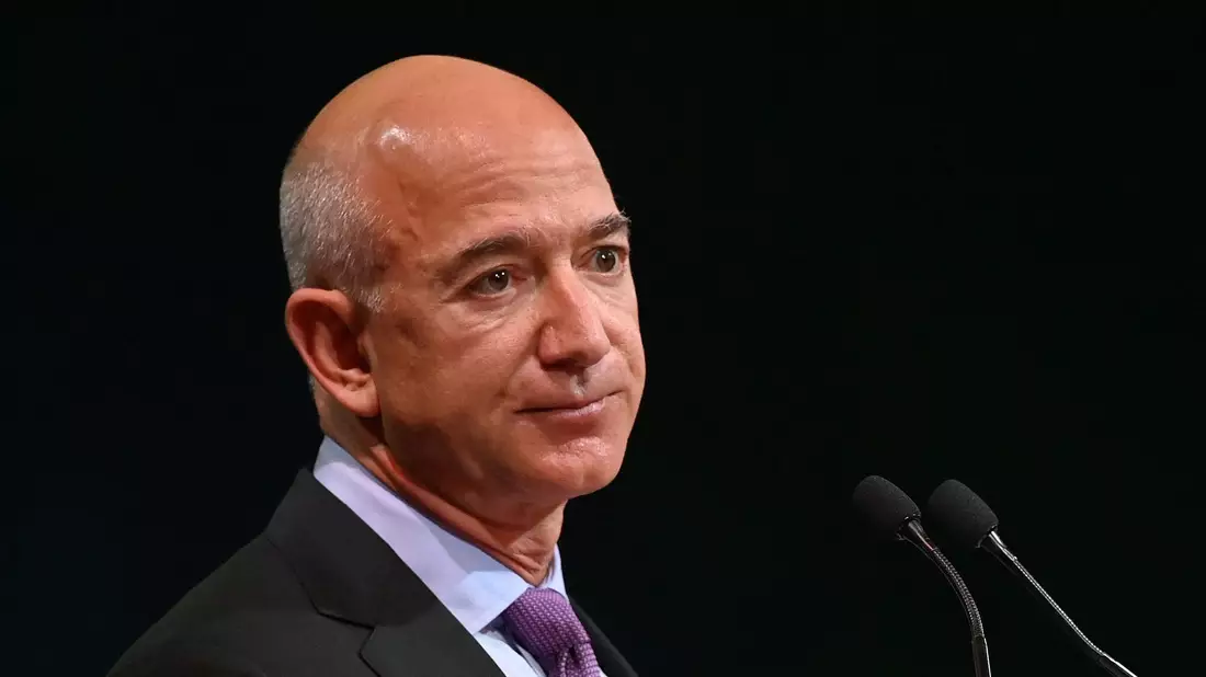 Jeff Bezos war bereits im Weltall. Nun hat er eine neue Rakete, die dorthin fliegen kann. (Archivbild) - Bild: Paul Ellis/PA Wire/dpa