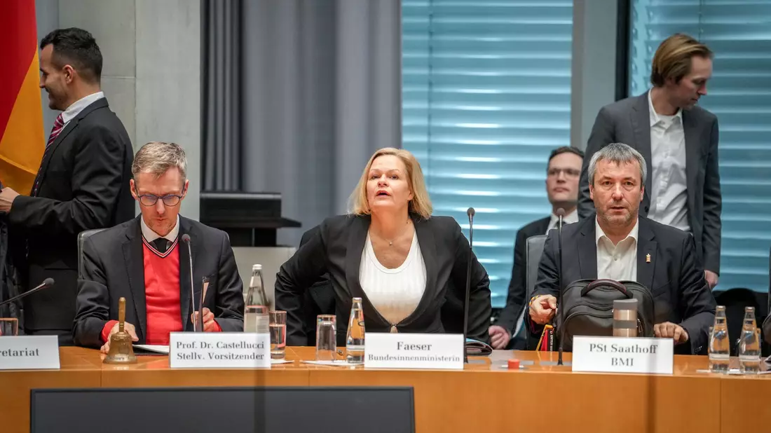Innenministerin Nancy Faeser steht dem Innenausschuss Rede und Antwort - hier bei der Sitzung Ende Dezember (Foto: Archiv). - Bild: Kay Nietfeld/dpa
