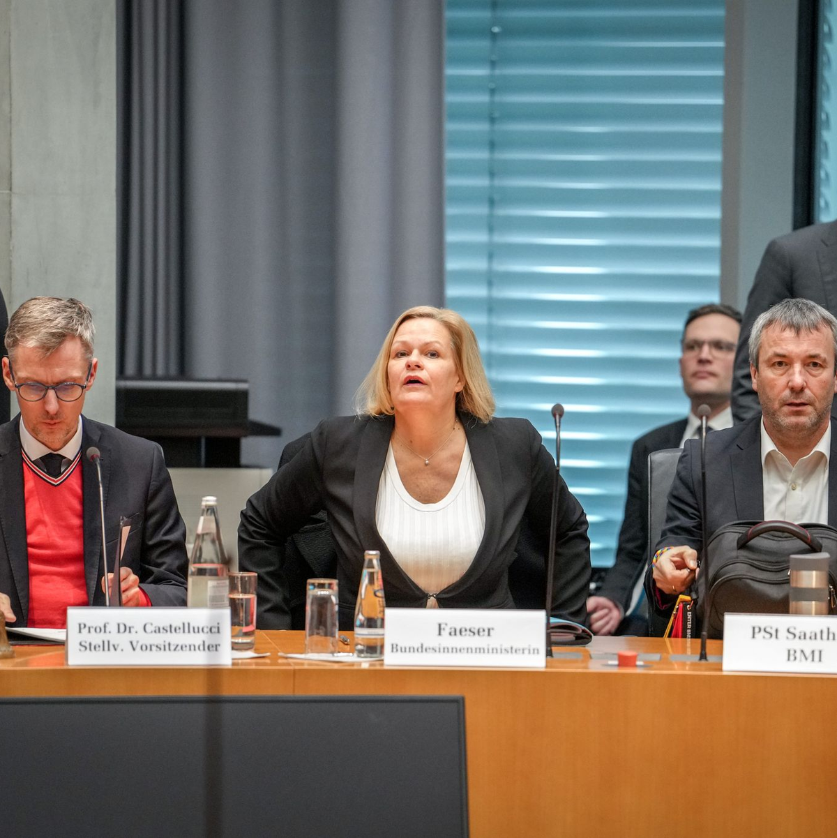 Innenministerin Nancy Faeser steht dem Innenausschuss Rede und Antwort - hier bei der Sitzung Ende Dezember (Foto: Archiv). - Foto: Kay Nietfeld/dpa