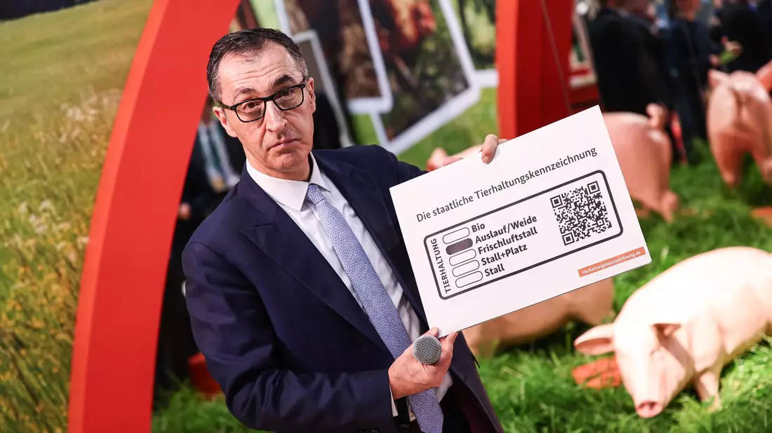 Das staatliche Tierhaltungs-Logo von Minister Cem Özdemir soll im Sommer in die Läden kommen. - Bild: Hannes Albert/dpa