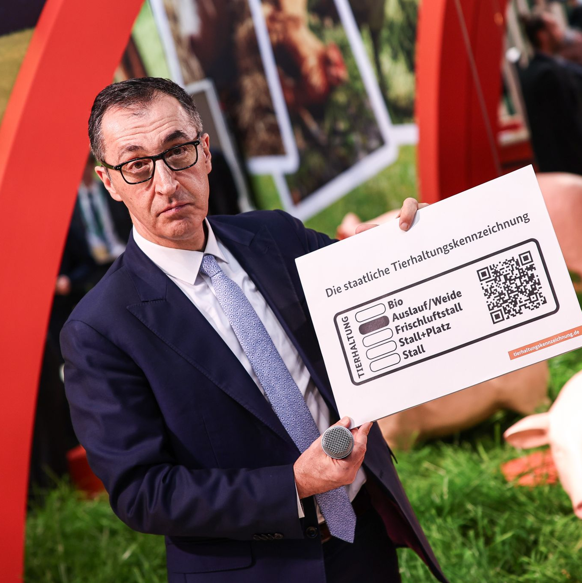 Das staatliche Tierhaltungs-Logo von Minister Cem Özdemir soll im Sommer in die Läden kommen. - Foto: Hannes Albert/dpa