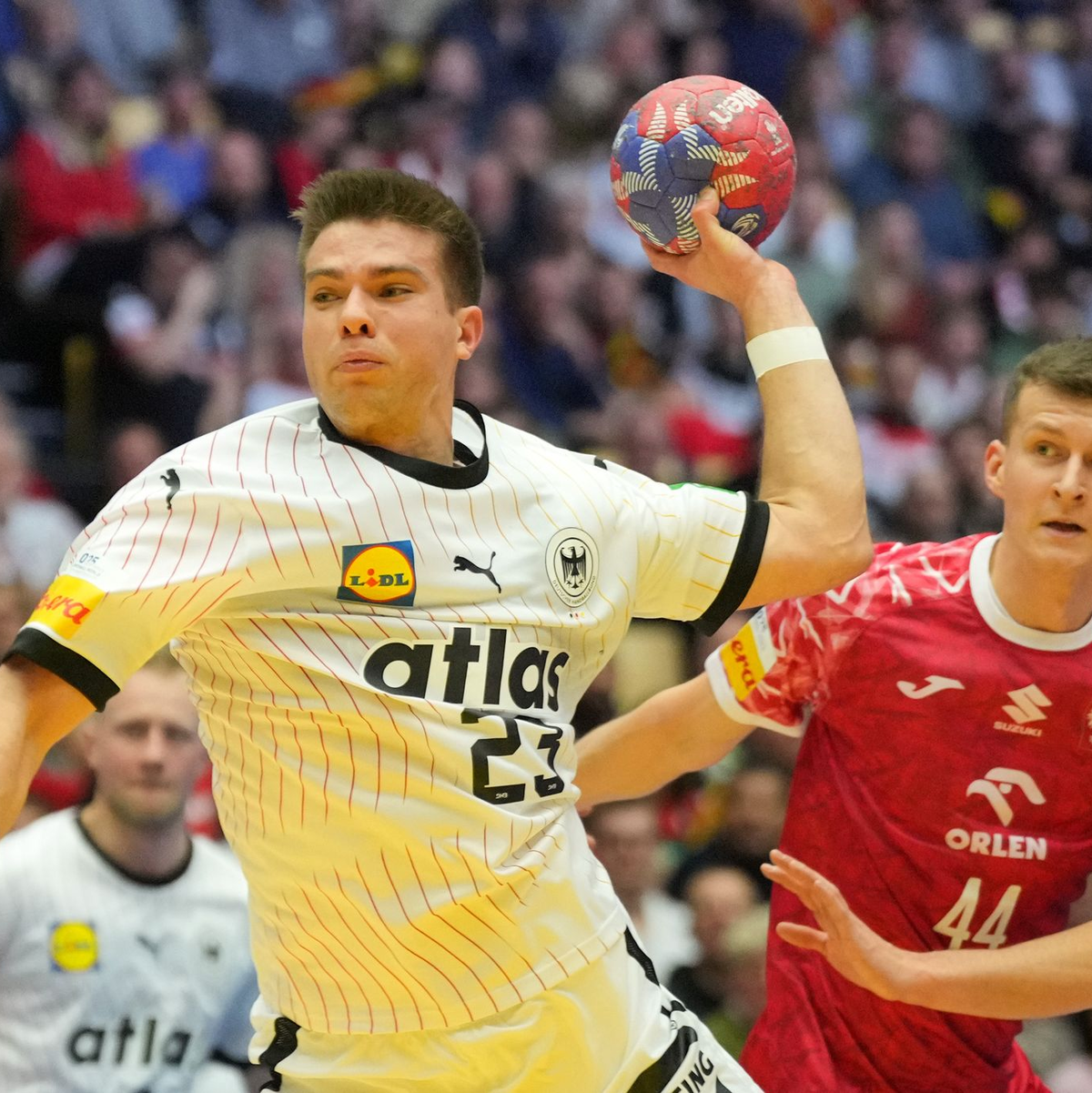 Mit zehn Toren war Renars Uscins gegen Polen bester Werfer.  - Foto: Sören Stache/dpa