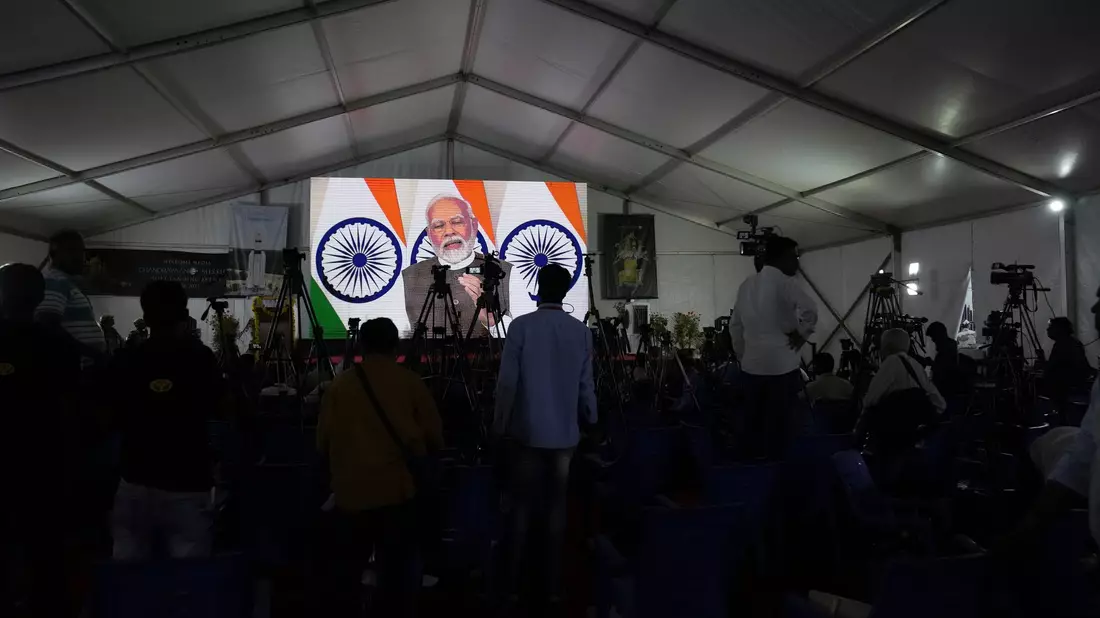 Indiens Premierminister Narendra Modi verfolgt die Aktivitäten der indischen Weltraumbehörde genau, wie hier bei der erfolgreichen Mondlandung Indiens. (Archivfoto) - Bild: Aijaz Rahi/AP/dpa