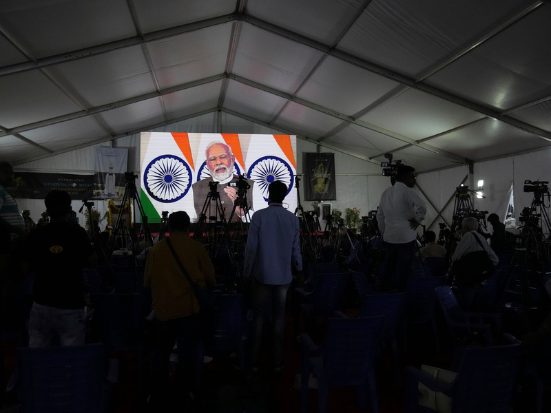 Indiens Premierminister Narendra Modi verfolgt die Aktivitäten der indischen Weltraumbehörde genau, wie hier bei der erfolgreichen Mondlandung Indiens. (Archivfoto) - Foto: Aijaz Rahi/AP/dpa