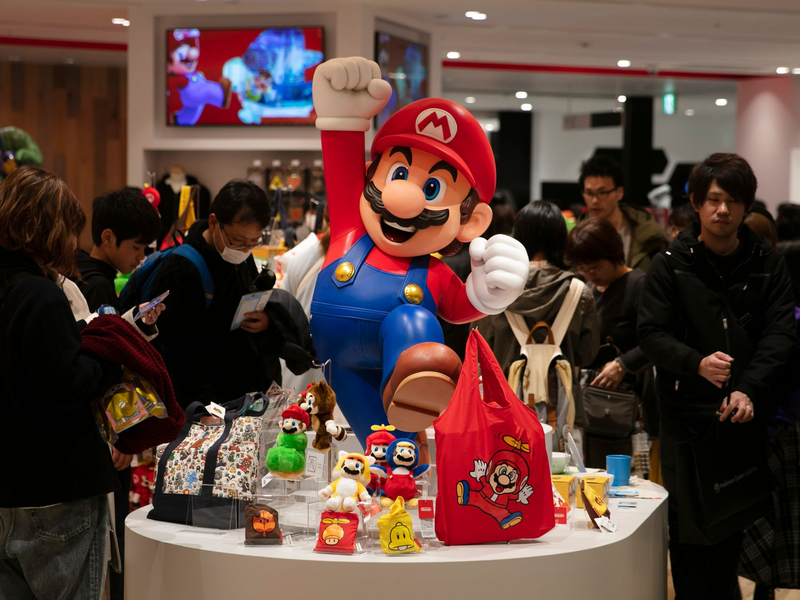 Die Switch-Konsolen sind die Basis für das Geschäft von Nintendo. (Archivbild) - Foto: Jae C. Hong/AP/dpa