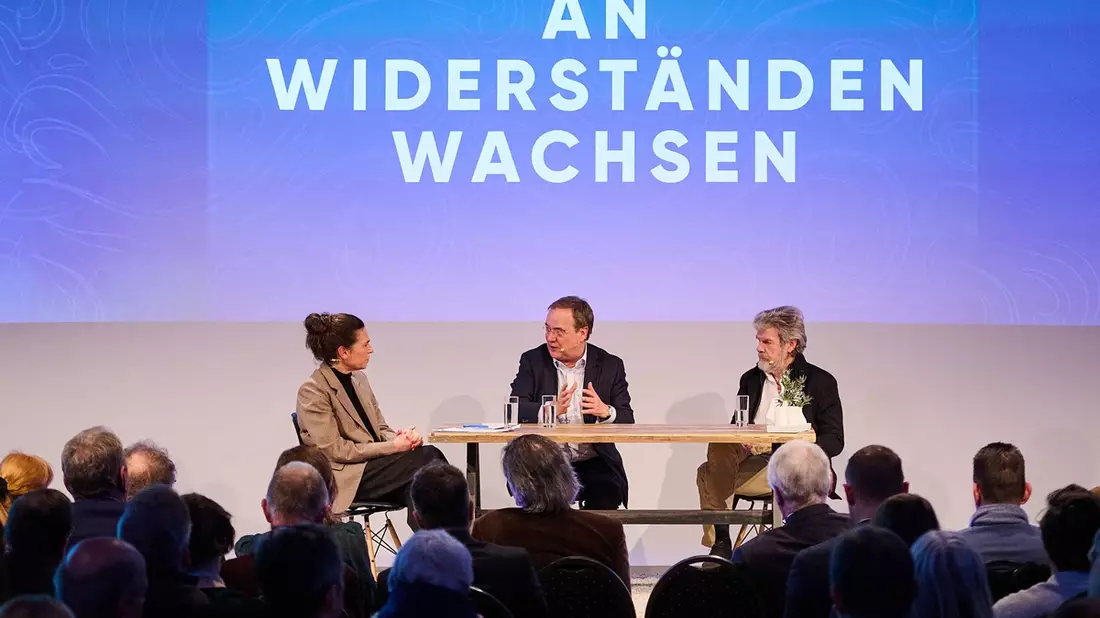 Selbstmächtigkeit statt Selbstzweifel / Reinhold Messner und Armin Laschet diskutierten auf Einladung der Brost-Stiftung über Motivation durch Widerstände - Bild: presseportal.de