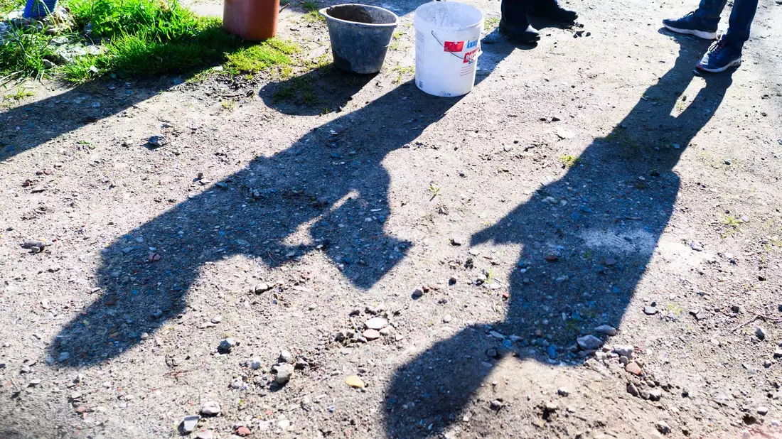 Die Schwarzarbeit in Deutschland wird 2025 laut einer Prognose zunehmen. (Symbolbild) - Bild: Julian Stratenschulte/dpa