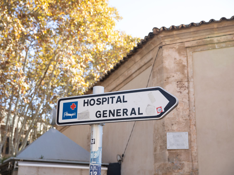 Erst beim dritten Besuch der Notaufnahme wurde der Mann stationär aufgenommen. (Symbolbild) - Foto: Clara Margais/dpa