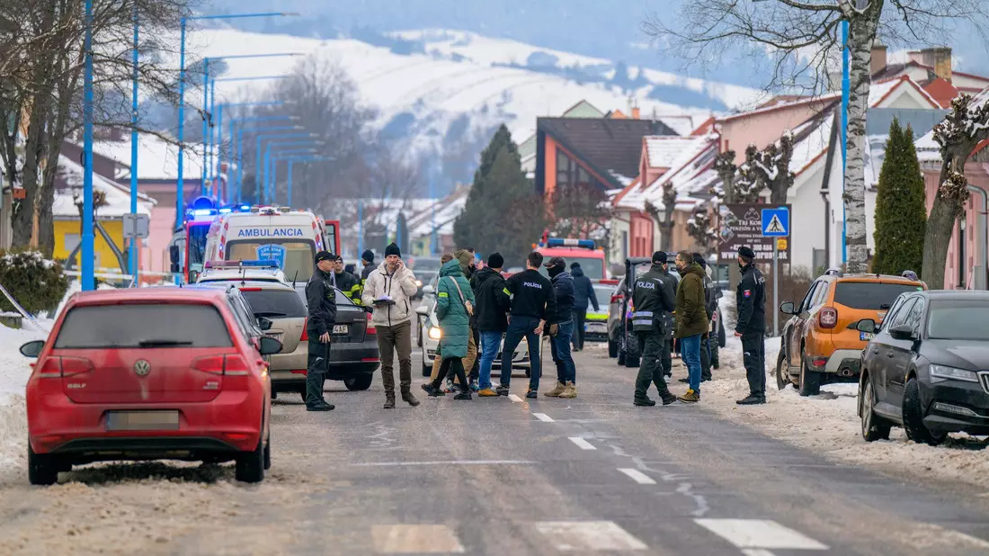 Rettungskräfte und Polizisten eilten zu dem Gymnasium, in dem mutmaßlich ein Schüler zwei Menschen getötet haben soll. - Bild: Veronika Mihaliková/TASR/dpa