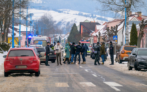 Rettungskräfte und Polizisten eilten zu dem Gymnasium, in dem mutmaßlich ein Schüler zwei Menschen getötet haben soll. - Foto: Veronika Mihaliková/TASR/dpa