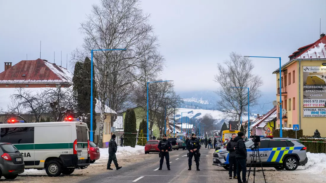 Das Gebäude des Gymnasiums, in dem der Amoklauf stattfand. Mit einem Messer hat ein 18 Jahre alter Schüler in einem Gymnasium in der Slowakei mindestens zwei Menschen getötet und mehrere verletzt. - Bild: Veronika Mihaliková/TASR/dpa