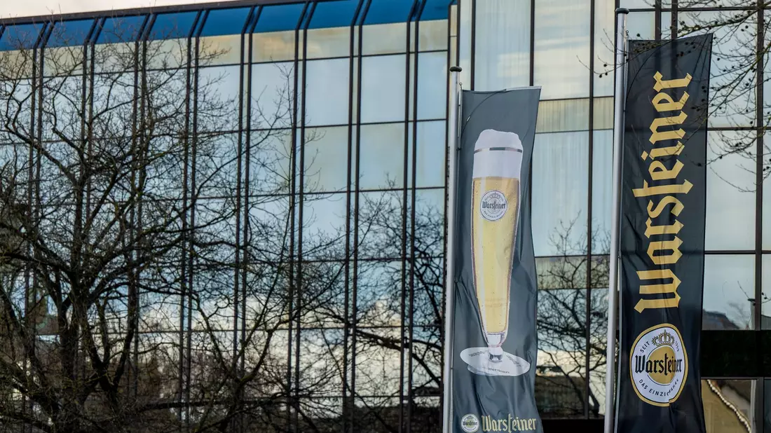 Das Verwaltungsgebäude der Warsteiner Brauerei.  - Bild: David Inderlied/dpa