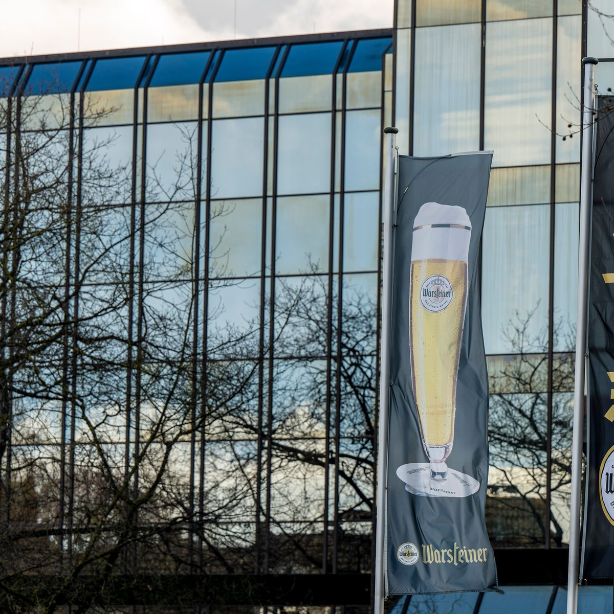 Das Verwaltungsgebäude der Warsteiner Brauerei.  - Foto: David Inderlied/dpa