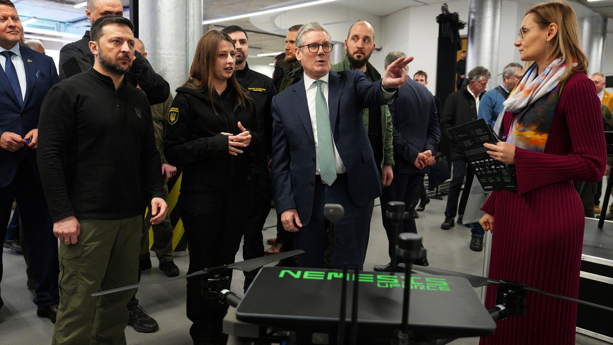 Der britische Premierminister Keir Starmer (M.) ließ sich in Kiew mit dem ukrainischen Präsidenten Wolodymyr Selenskyj (l.) Militärdrohnen zeigen. - Foto: Carl Court/Pool Getty Images Europe/AP/dpa