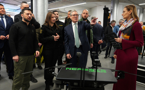 Der britische Premierminister Keir Starmer (M.) ließ sich in Kiew mit dem ukrainischen Präsidenten Wolodymyr Selenskyj (l.) Militärdrohnen zeigen. - Foto: Carl Court/Pool Getty Images Europe/AP/dpa