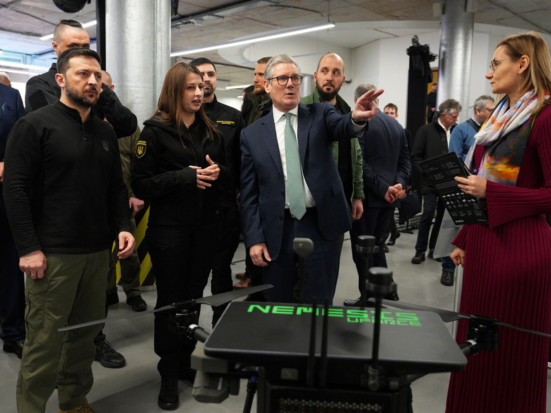 Der britische Premierminister Keir Starmer (M.) ließ sich in Kiew mit dem ukrainischen Präsidenten Wolodymyr Selenskyj (l.) Militärdrohnen zeigen. - Foto: Carl Court/Pool Getty Images Europe/AP/dpa