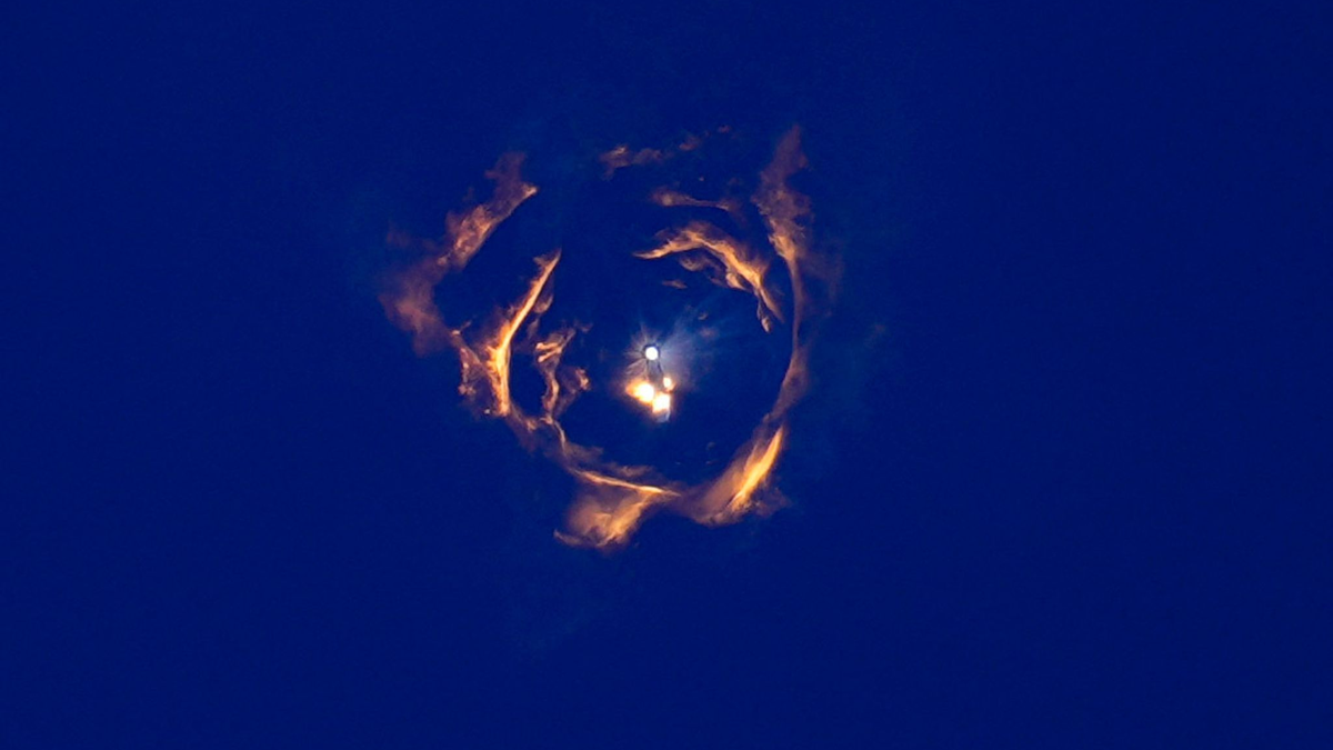Immerhin gelang es bei dem Testflug aber, die untere Raketenstufe am Startturm im US-Bundesstaat Texas mit Greifarmen wieder aufzufangen. - Foto: Eric Gay/AP/dpa
