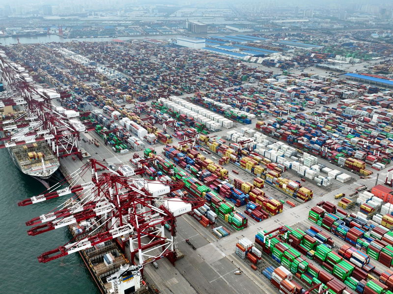 Der Einzug von Donald Trump hat in China Sorgen vor neuen Zöllen ausgelöst. Das wäre schlecht für den Außenhandel.  - Foto: Li Ziheng/Xinhua/dpa