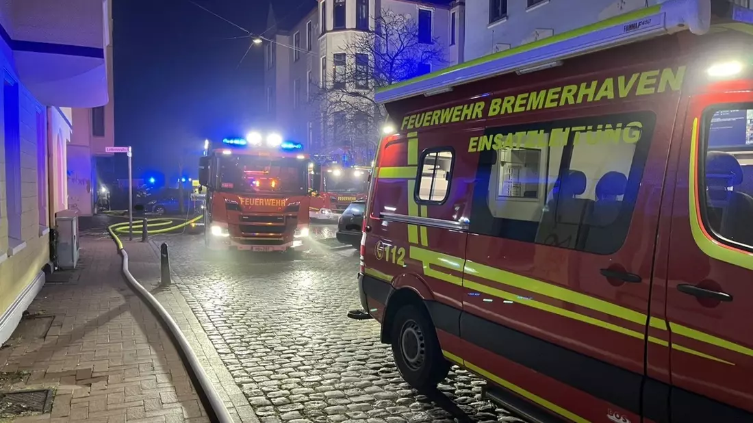 FW Bremerhaven: Brennender Kinderwagen in Treppenraum von Mehrfamilienhaus gelöscht - Bild: presseportal.de