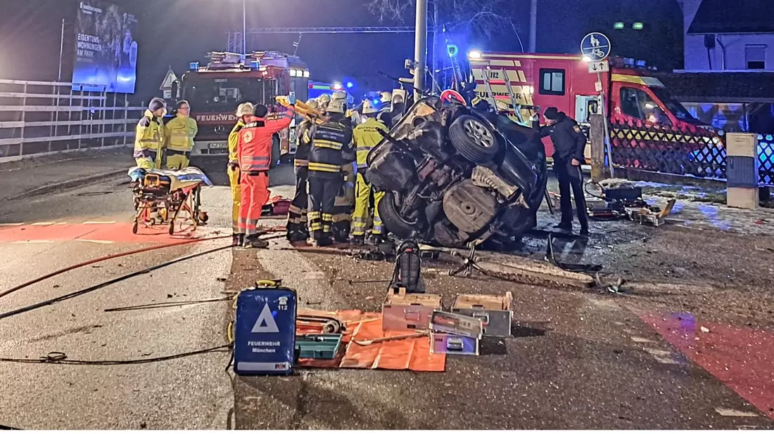 FW-M: Fahrer nach Unfall im Pkw eingeklemmt (Feldmoching) - Bild: presseportal.de