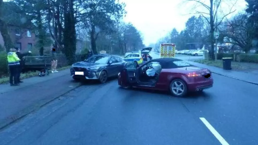 POL-CUX: Verkehrsunfall durch Reifenplatzer auf der Altenwalder Chaussee in Cuxhaven - Zwei Personen leicht verletzt (Foto im Anhang) - Bild: presseportal.de