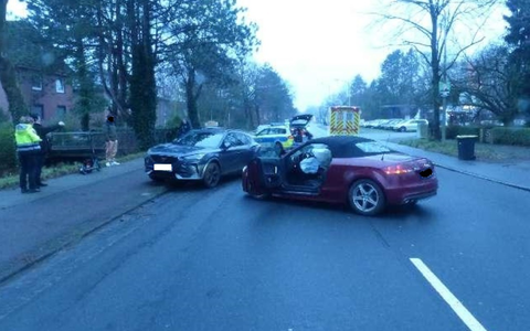 POL-CUX: Verkehrsunfall durch Reifenplatzer auf der Altenwalder Chaussee in Cuxhaven - Zwei Personen leicht verletzt (Foto im Anhang) - Foto: presseportal.de