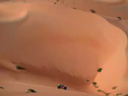 Der deutsche Beifahrer triumphiert zum zweiten Mal bei der Rallye Dakar. - Foto: Christophe Ena/AP/dpa
