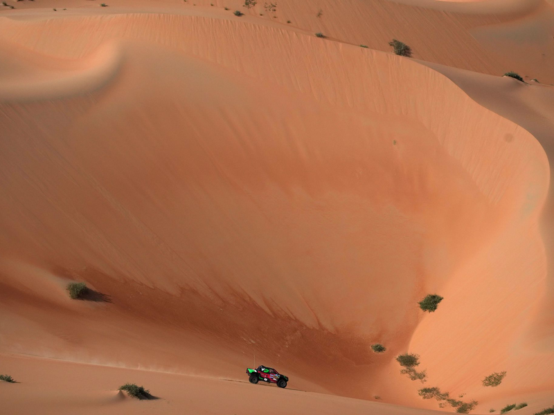 Der deutsche Beifahrer triumphiert zum zweiten Mal bei der Rallye Dakar. - Foto: Christophe Ena/AP/dpa