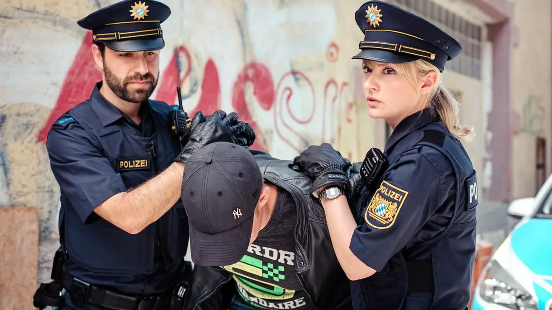 POL-MFR: (51) Raubüberfall auf Bekleidungsgeschäft - Sieben Tatverdächtige festgenommen - Einladung zur Pressekonferenz - Bild: presseportal.de