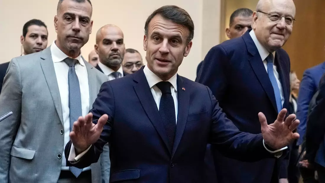 Frankreichs Präsident Macron will die libanesische Führung stärken. - Bild: Hassan Ammar/AP/dpa
