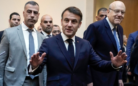 Frankreichs Präsident Macron will die libanesische Führung stärken. - Foto: Hassan Ammar/AP/dpa