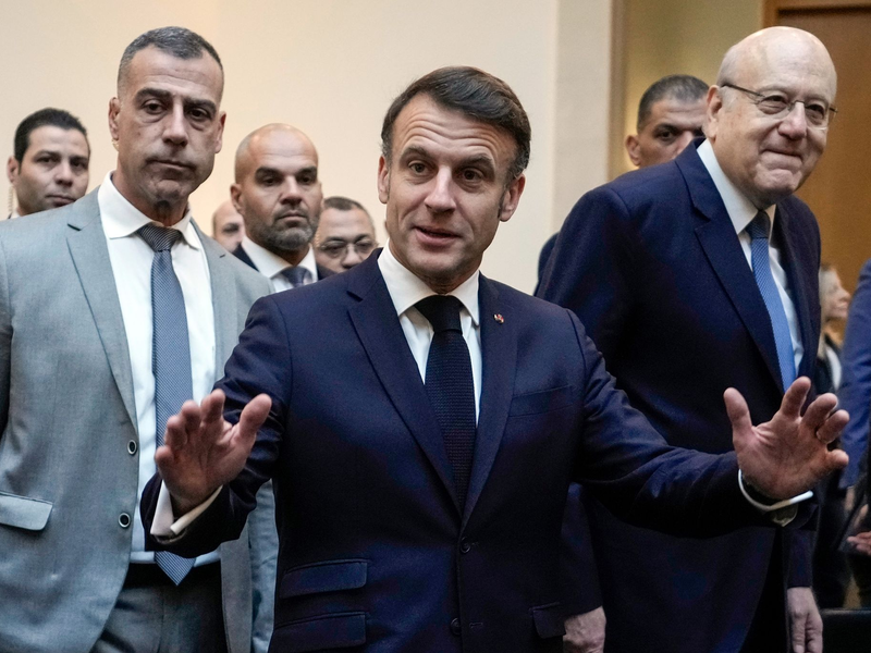 Frankreichs Präsident Macron will die libanesische Führung stärken. - Foto: Hassan Ammar/AP/dpa