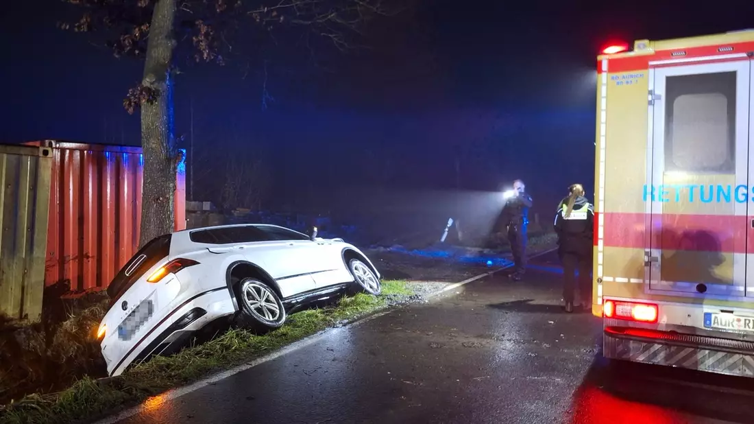 FW-AUR: Auto in Graben geraten - Bild: presseportal.de