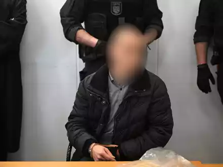 Der wegen Mordes an der neunjährigen Valeriia Angeklagte wird im Landgericht Chemnitz von einem Justizmitarbeiter vorgeführt. - Foto: Hendrik Schmidt/dpa