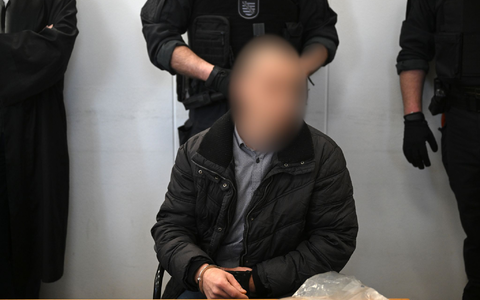 Der wegen Mordes an der neunjährigen Valeriia Angeklagte wird im Landgericht Chemnitz von einem Justizmitarbeiter vorgeführt. - Foto: Hendrik Schmidt/dpa