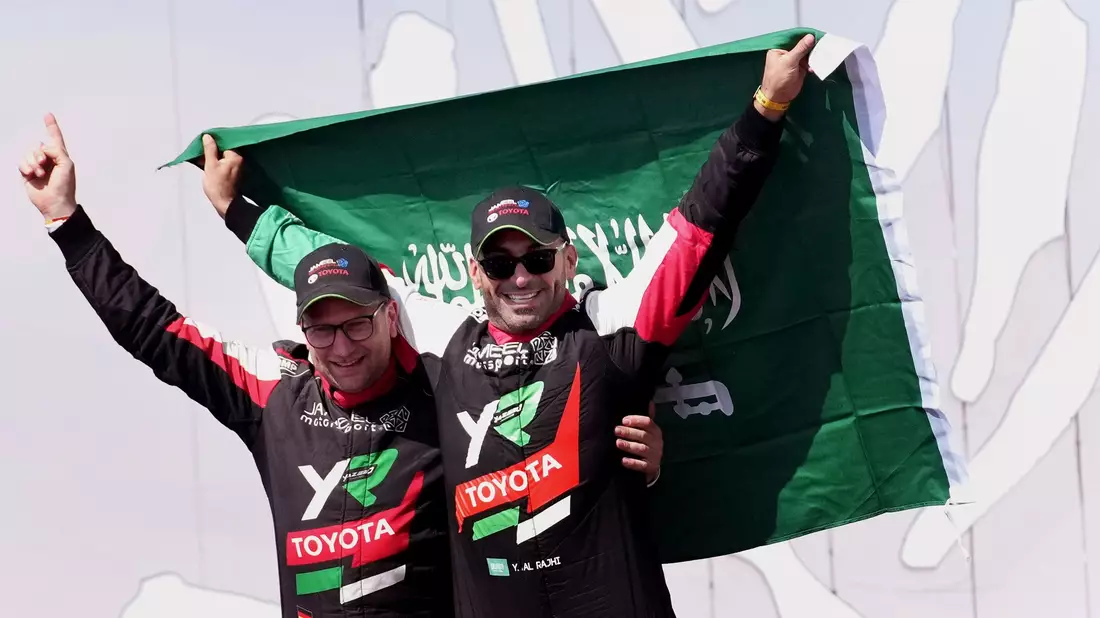 Der deutsche Beifahrer Timo Gottschalk (links) feiert an der Seite seines Piloten Yazeed Al-Rajhi seinen zweiten Sieg bei der Rallye Dakar. - Bild: Christophe Ena/AP/dpa