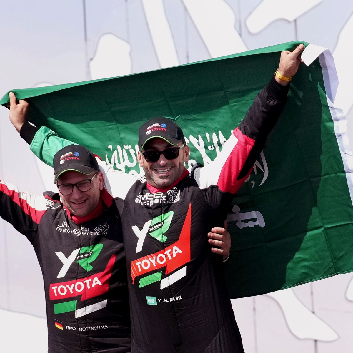 Der deutsche Beifahrer Timo Gottschalk (links) feiert an der Seite seines Piloten Yazeed Al-Rajhi seinen zweiten Sieg bei der Rallye Dakar. - Foto: Christophe Ena/AP/dpa