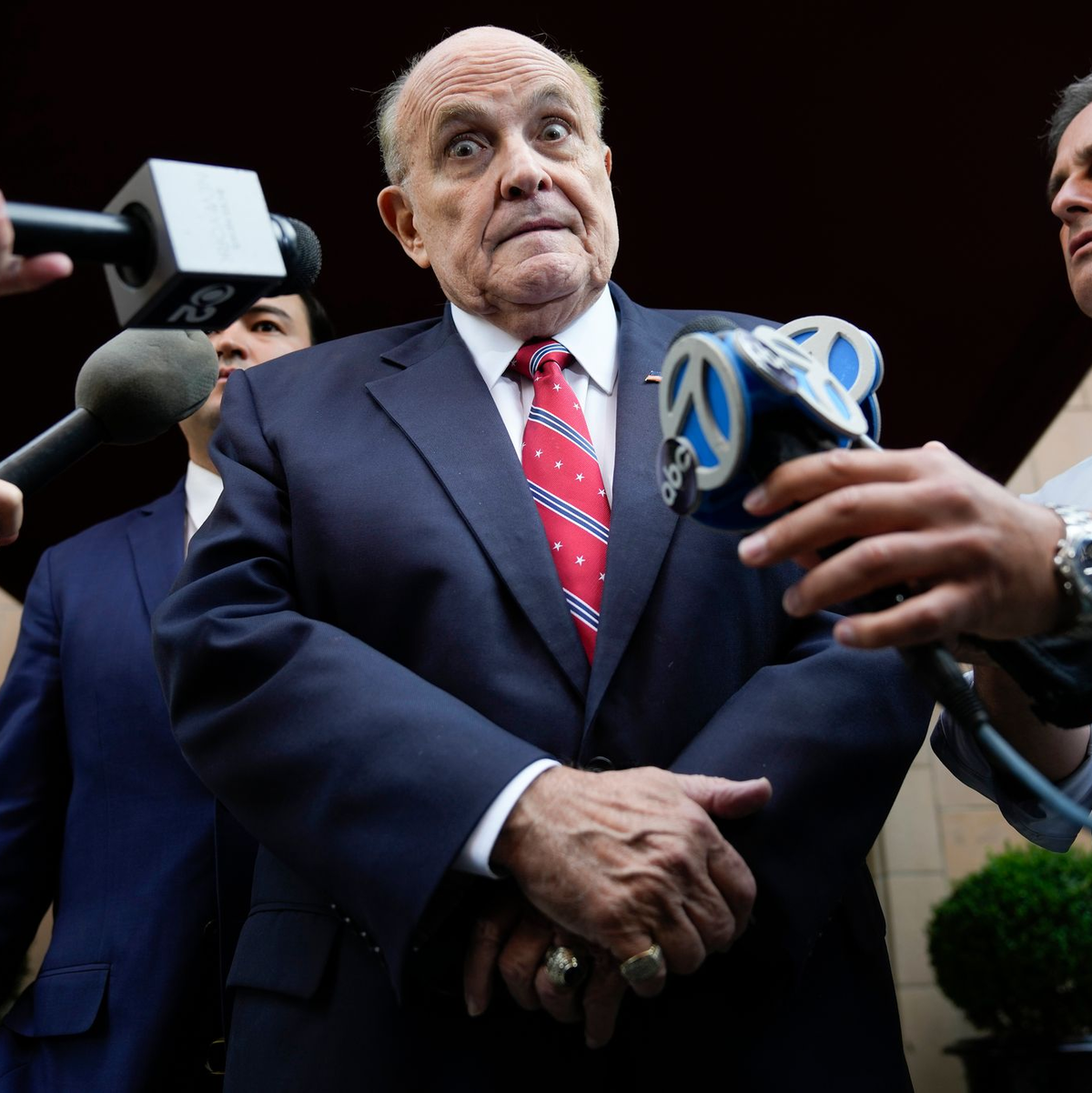 Der einstige New Yorker Bürgermeister Rudy Giuliani hat einen Millionen-Dollar-Rechtsstreit beigelegt. (Archivbild) - Foto: Seth Wenig/AP/dpa