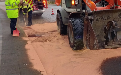 FW-EN: Geplatzter Hydraulikschlauch an Radlader - Foto: presseportal.de