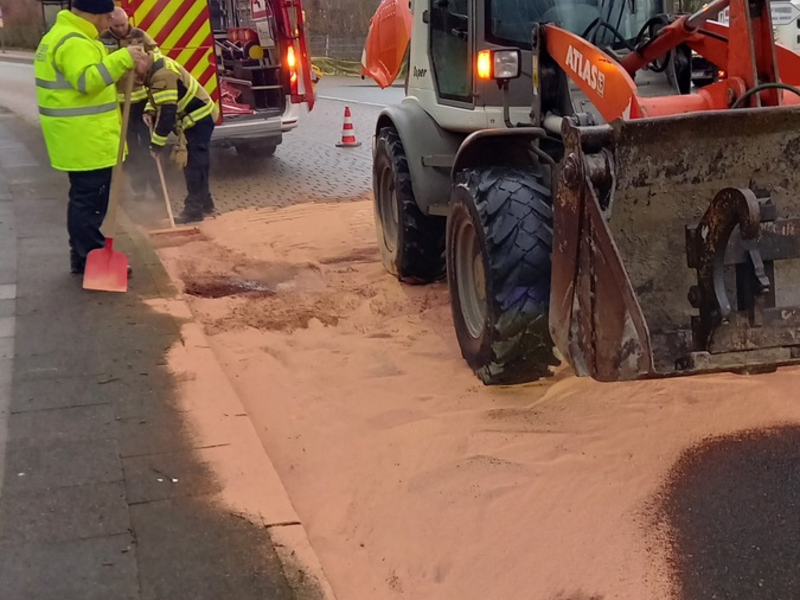 FW-EN: Geplatzter Hydraulikschlauch an Radlader - Foto: presseportal.de