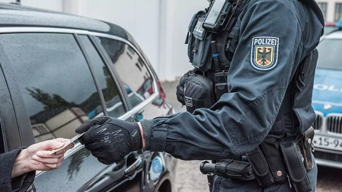 Bundespolizeidirektion München: Nickerchen in der Kontrollstelle/ Bundespolizei stellt gefälschten Führerschein sicher - Bild: presseportal.de