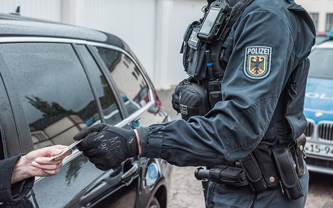 Bundespolizeidirektion München: Nickerchen in der Kontrollstelle/ Bundespolizei stellt gefälschten Führerschein sicher - Foto: presseportal.de
