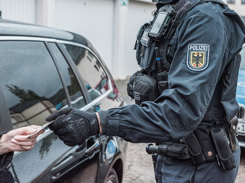 Bundespolizeidirektion München: Nickerchen in der Kontrollstelle/ Bundespolizei stellt gefälschten Führerschein sicher - Foto: presseportal.de